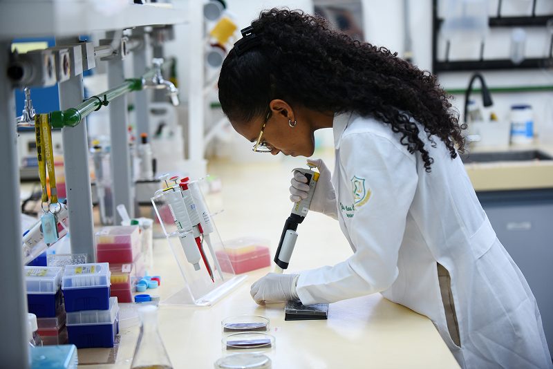 Researcher in a Unicamp graduate studies laboratory